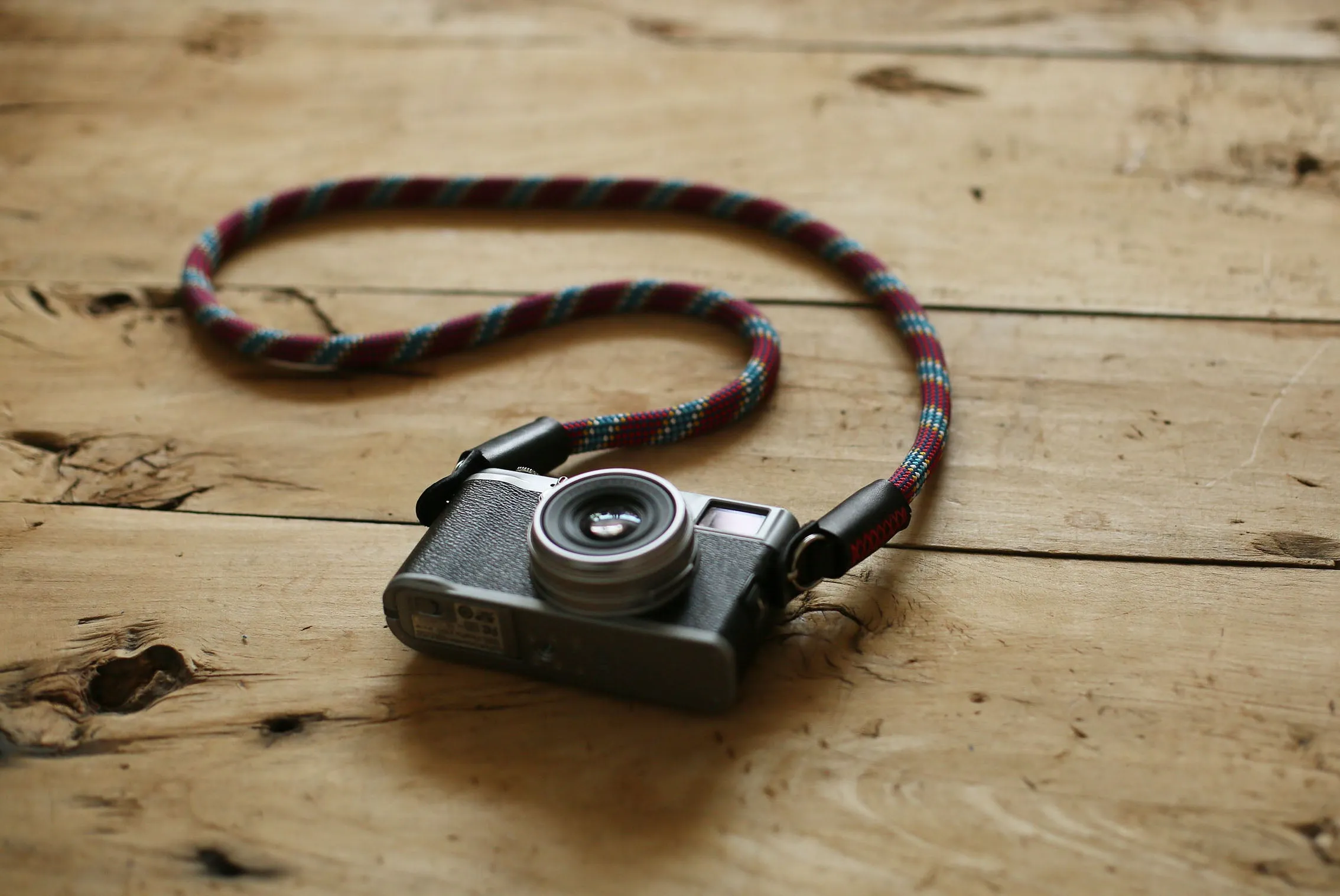 clip on Windmup ??Trail Companion?? Camera Strap ?C Red Pattern Edition